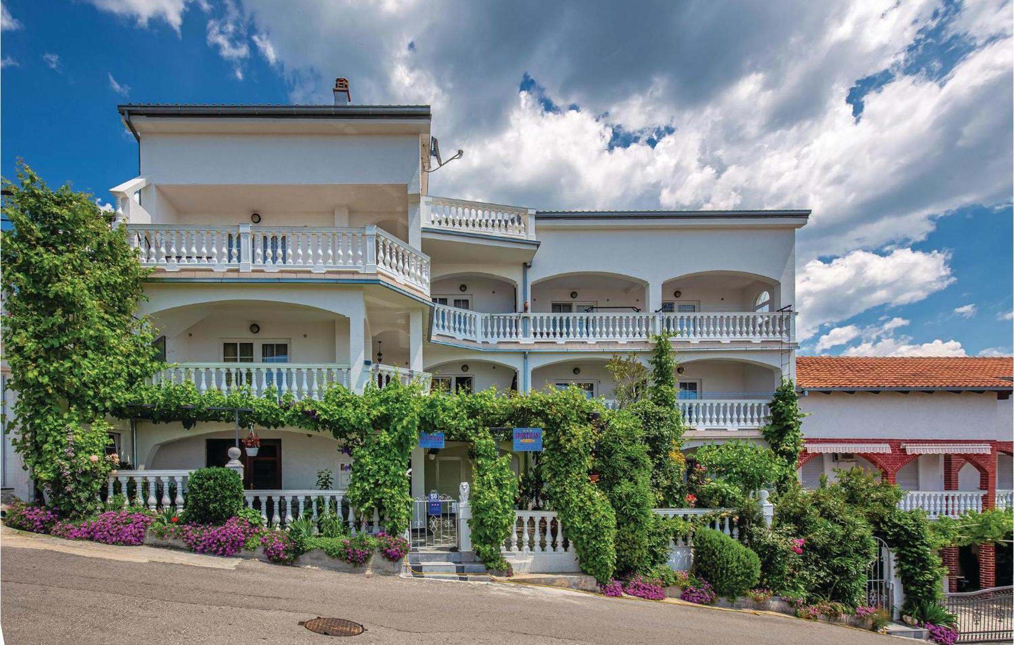 Nice Apartment In Crikvenica With Kitchen Eksteriør bilde